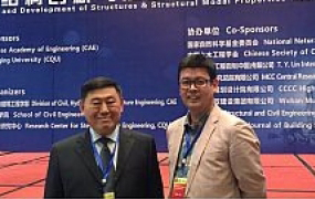 Professor Brian Uy (right, Director of CIES) with Professor Xu Hong Zhou (left, President of Chongqing University and Fellow of the Chinese Academy of Engineering).